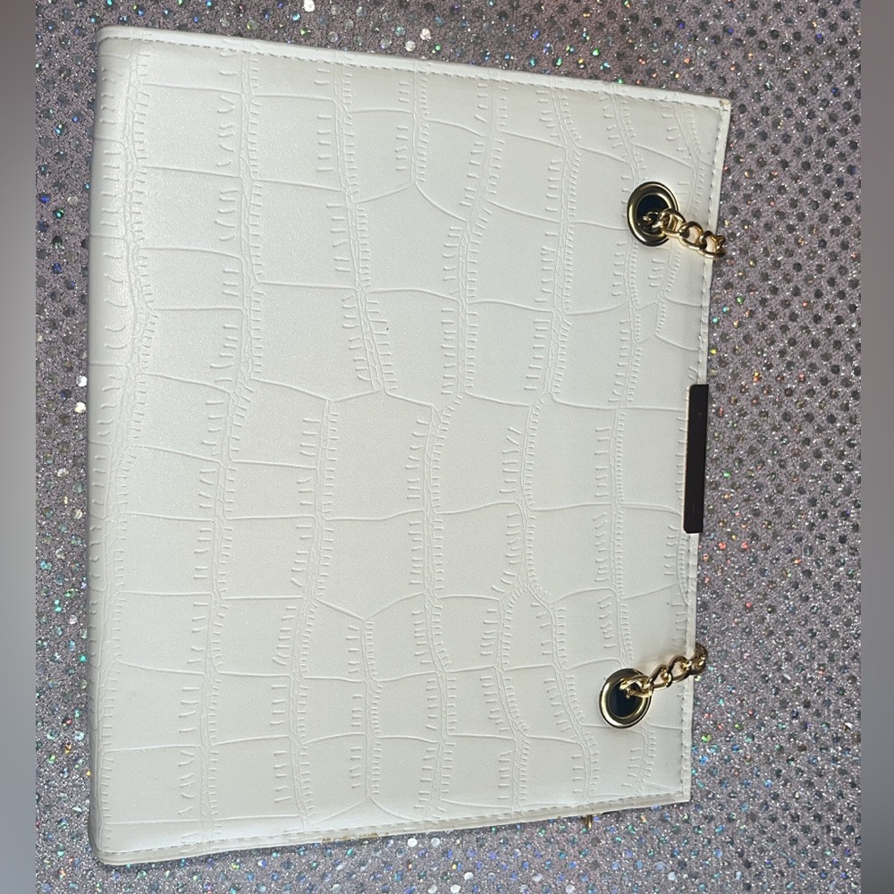 Handbags - Picture 4 of 6